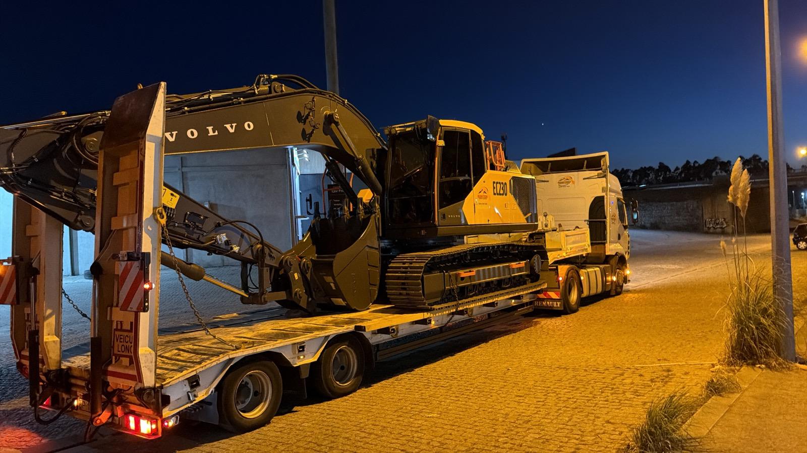 Equipamento Cargaterra em trabalhos de terraplanagem