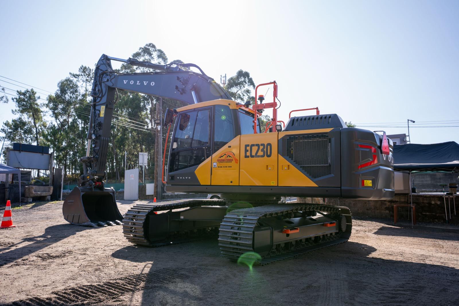 Equipamento de terraplanagem da Cargaterra em operação